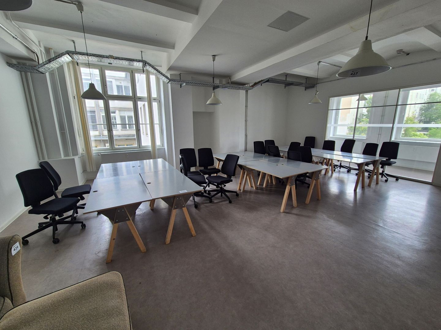 Büromöbel und Ausstattung einer Co-Working-Fläche (Nachauktion)